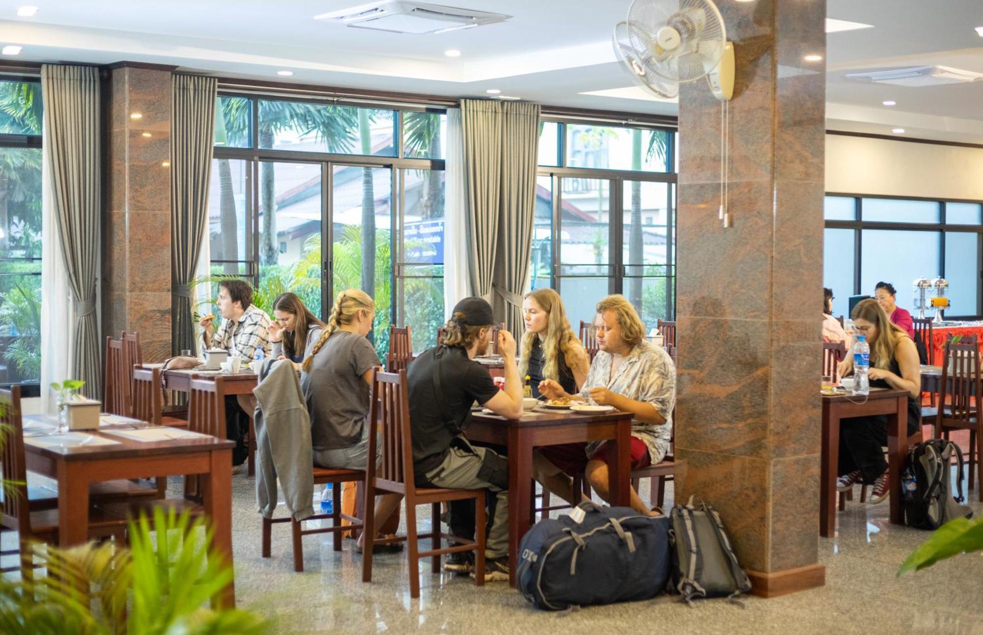 西松巴特广场酒店 万荣 外观 照片